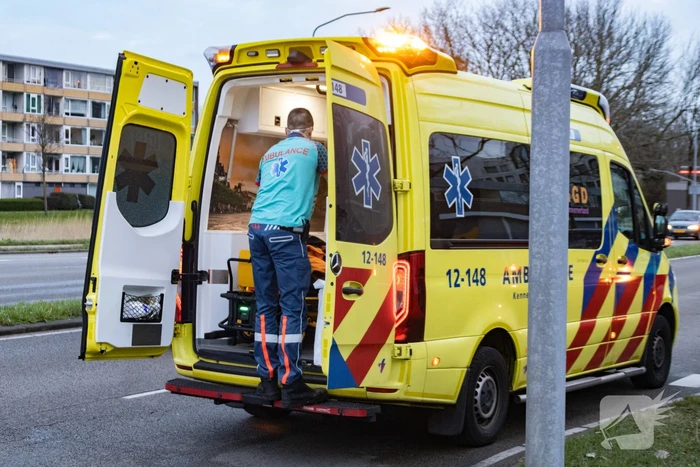 Maaltijdbezorger gewond bij botsing met personenauto