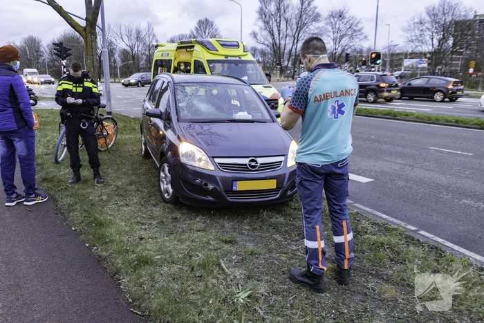 Maaltijdbezorger gewond bij botsing met personenauto