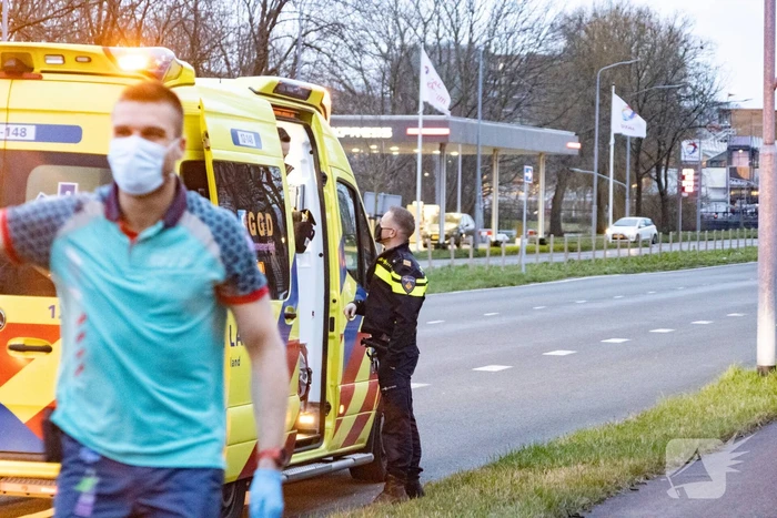 Maaltijdbezorger gewond bij botsing met personenauto