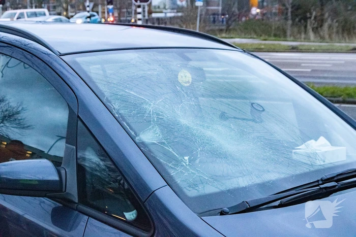 Maaltijdbezorger gewond bij botsing met personenauto