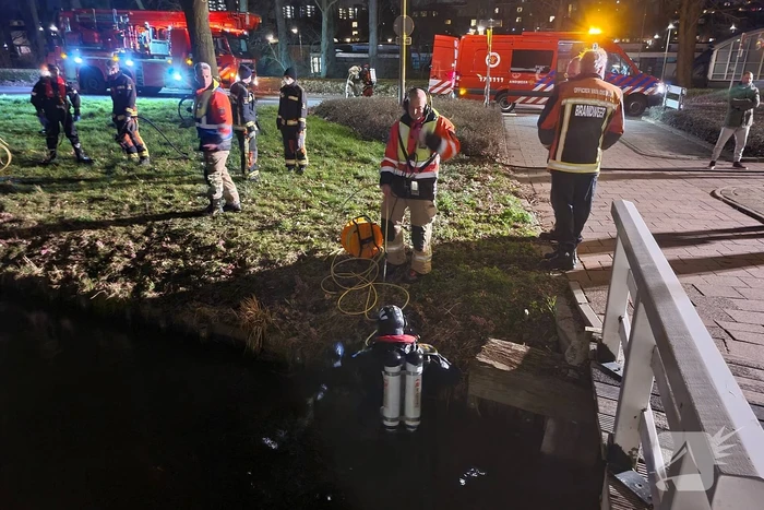 Brandweer zoekt in het water naar persoon