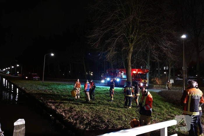 Brandweer zoekt in het water naar persoon