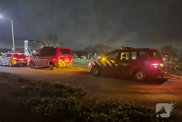 Brandweer zoekt in het water naar persoon