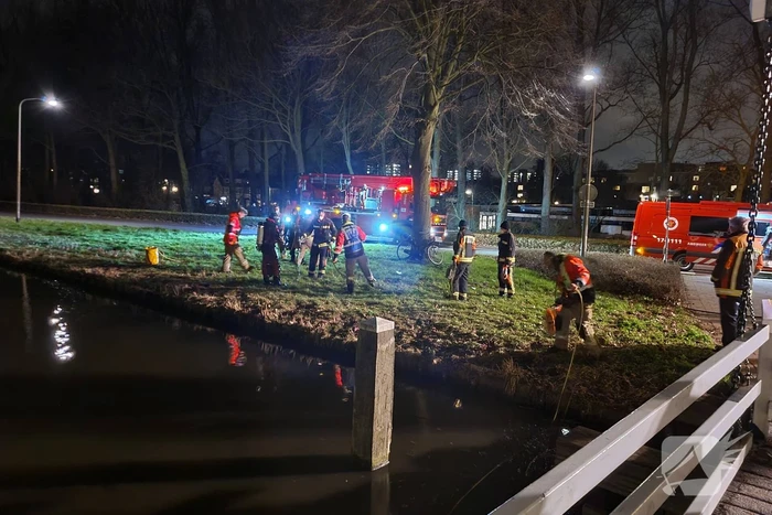 Brandweer zoekt in het water naar persoon