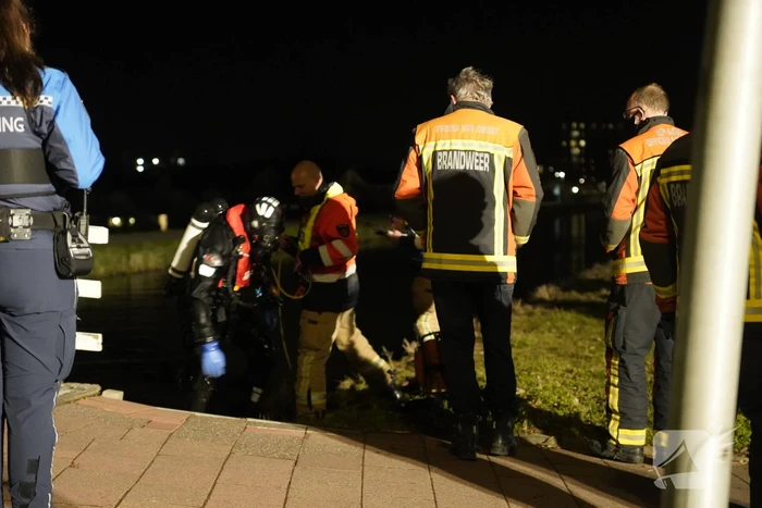 Brandweer zoekt in het water naar persoon