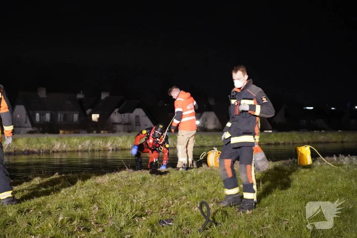 Brandweer zoekt in het water naar persoon
