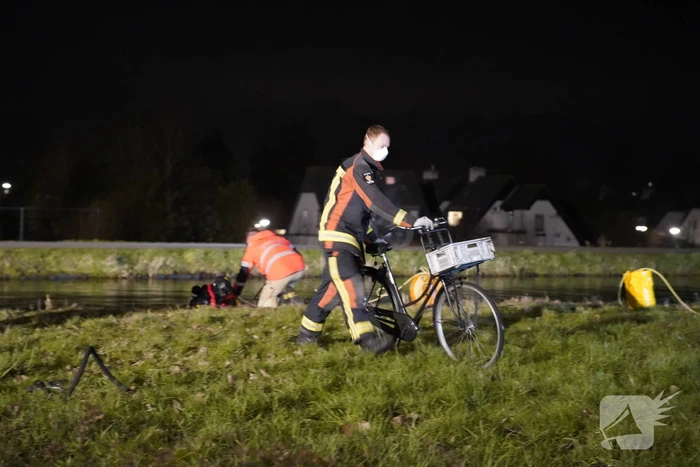 Brandweer zoekt in het water naar persoon