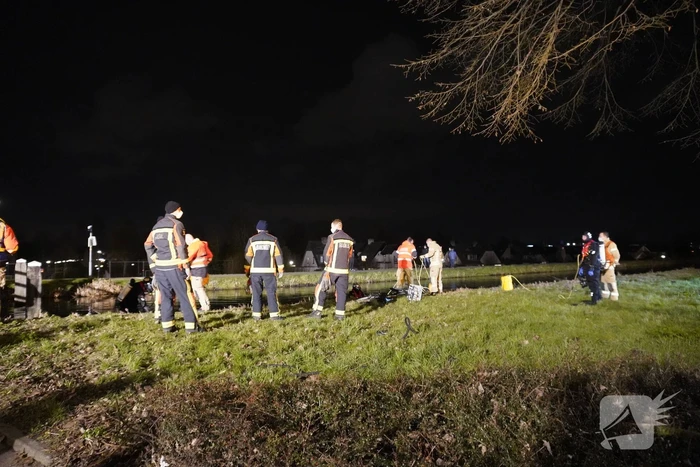 Brandweer zoekt in het water naar persoon
