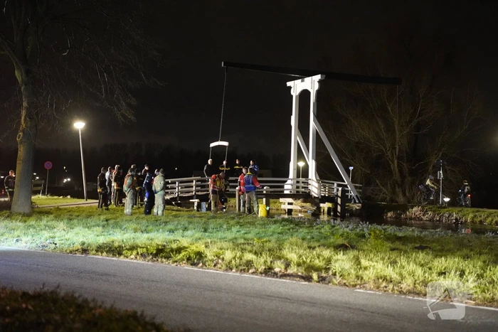 Brandweer zoekt in het water naar persoon
