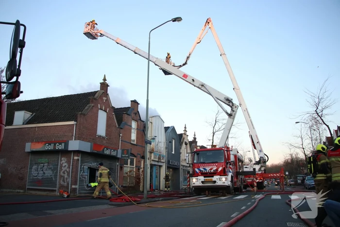 Grote uitslaande brand bij restaurant