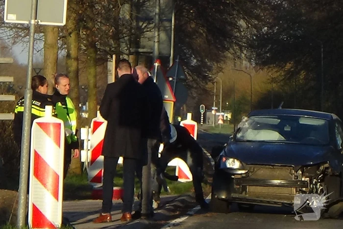 Personenwagen en vrachtwagen botsen met elkaar