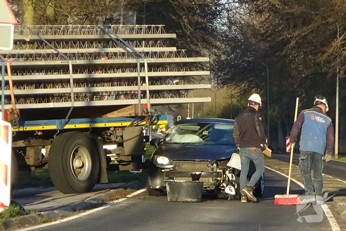 Personenwagen en vrachtwagen botsen met elkaar