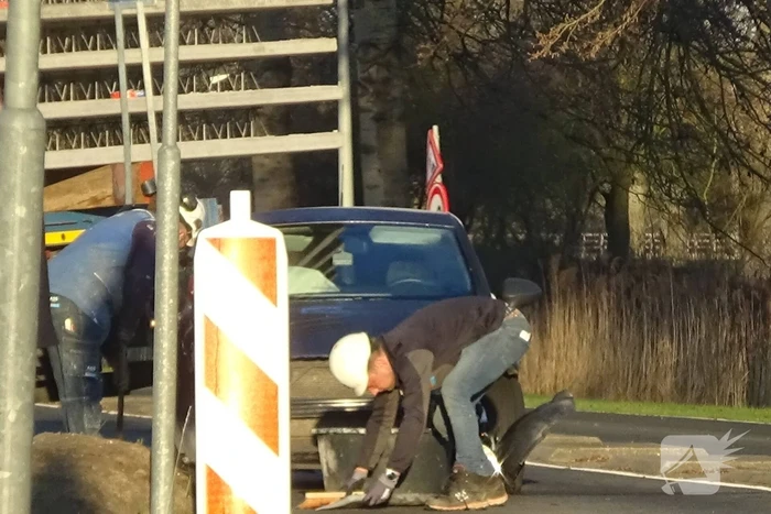 Personenwagen en vrachtwagen botsen met elkaar