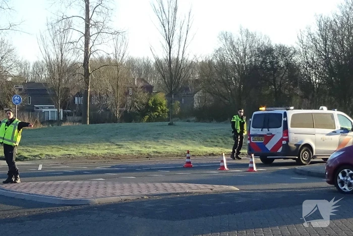 Personenwagen en vrachtwagen botsen met elkaar