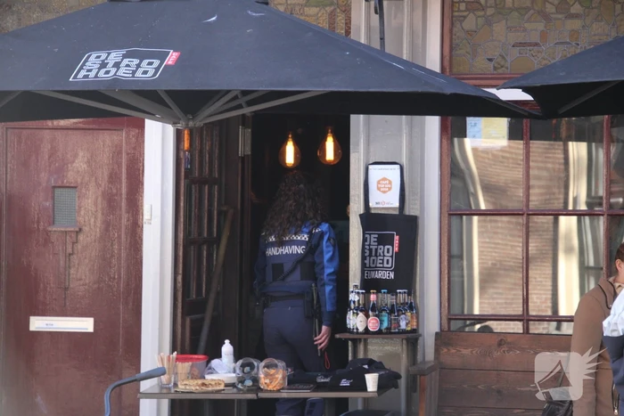 Handhaving doet onderzoek bij café De Strohoed