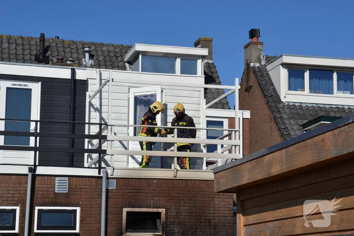 Smeulende barbecue zorgt voor brand