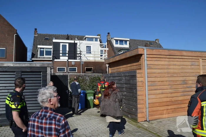 Smeulende barbecue zorgt voor brand