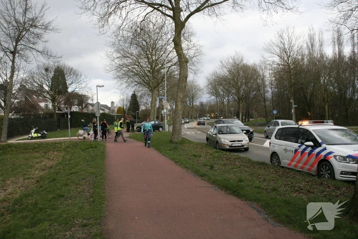 Auto's botsen voor oversteek