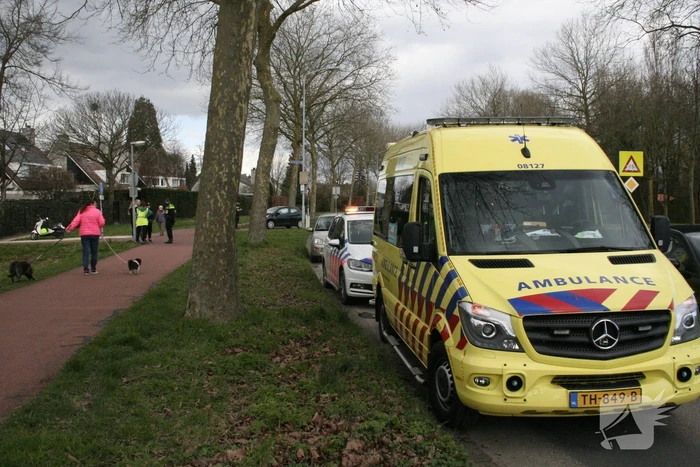 Auto's botsen voor oversteek