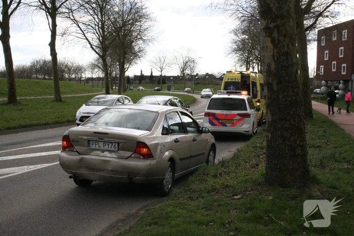 Auto's botsen voor oversteek