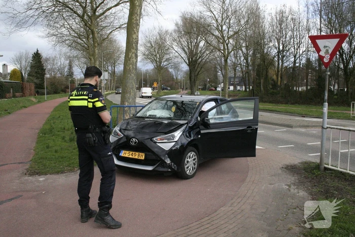 Auto's botsen voor oversteek