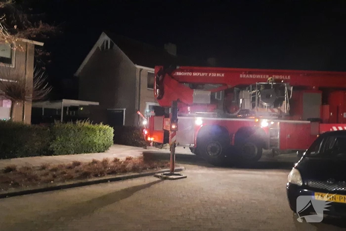Brandend hout zit vast in schoorsteen