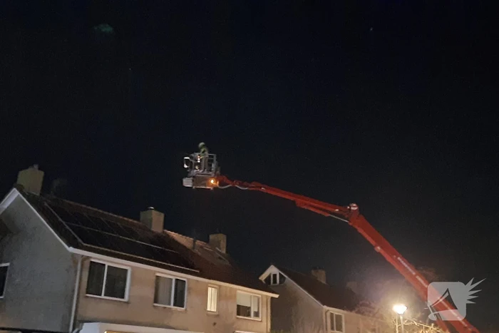 Brandend hout zit vast in schoorsteen
