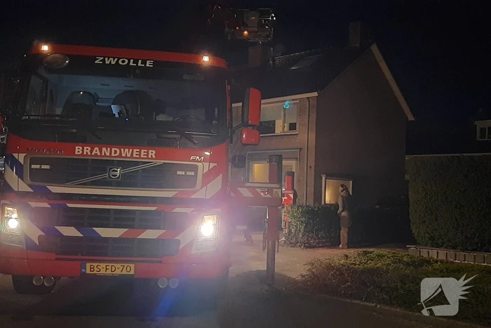 Brandend hout zit vast in schoorsteen