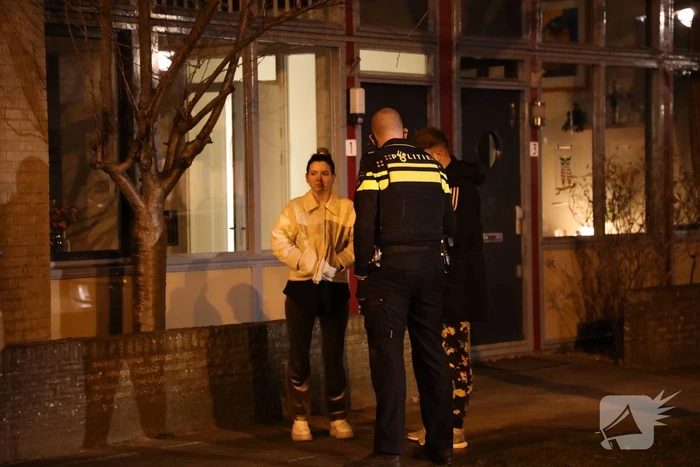 Brandweer blust brandende papiercontainer