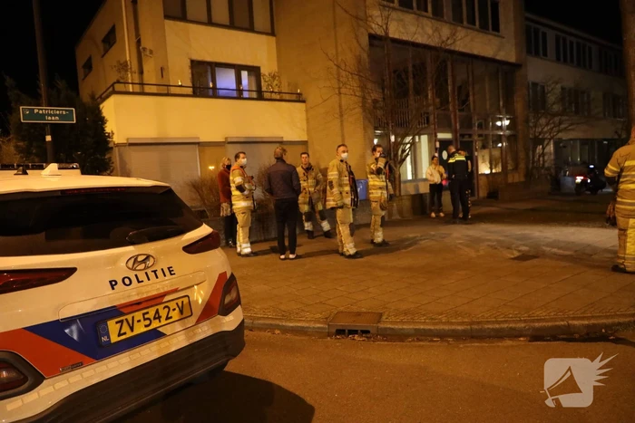 Brandweer blust brandende papiercontainer