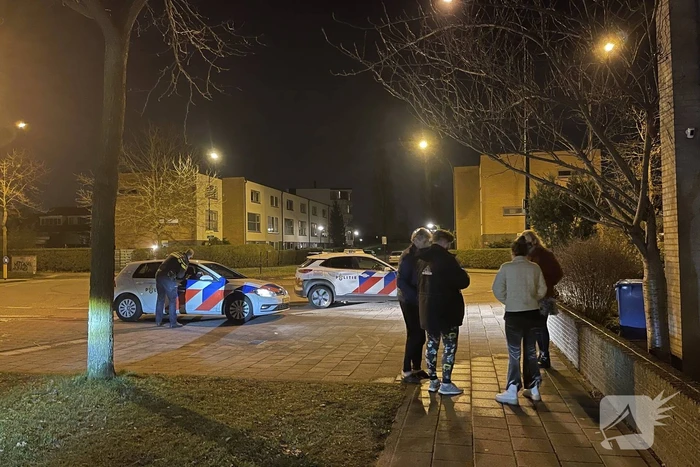 Brandweer blust brandende papiercontainer