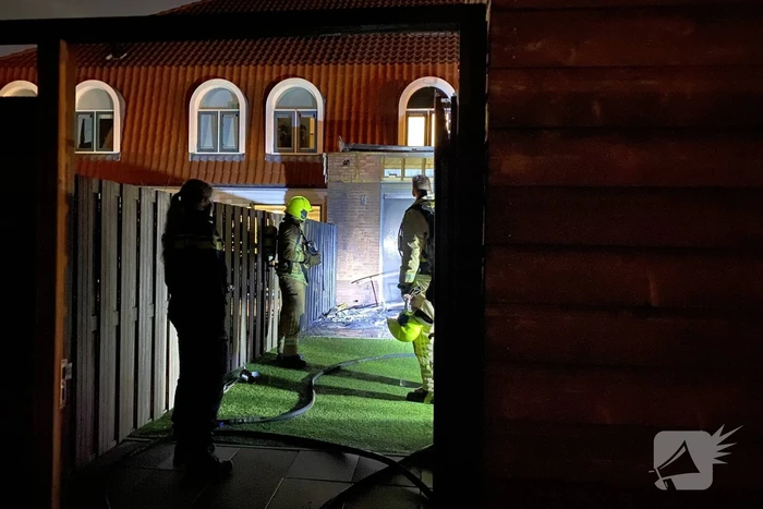 Brand in achtertuin van woning