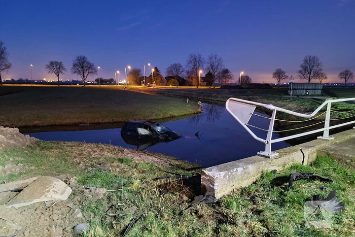 Automobilist mist bocht belandt te water