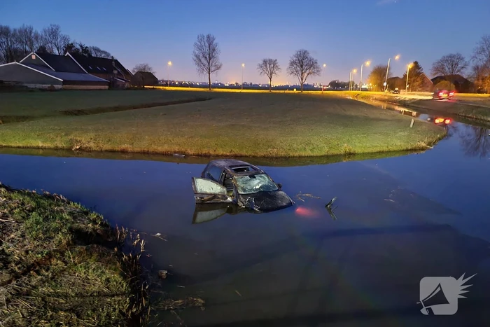 Automobilist mist bocht belandt te water