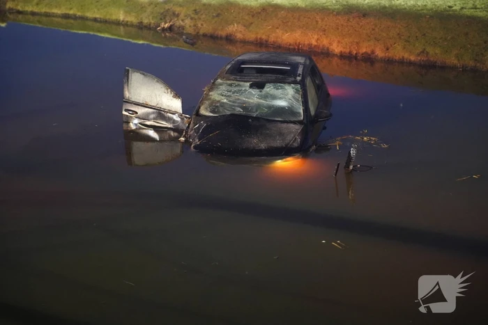 Automobilist mist bocht belandt te water