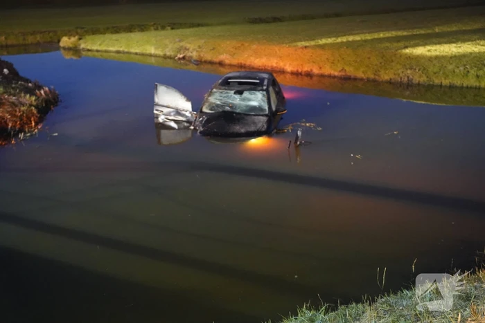 Automobilist mist bocht belandt te water