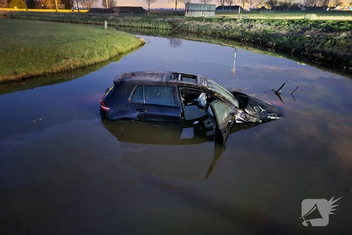 Automobilist mist bocht belandt te water