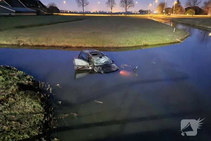 Automobilist mist bocht belandt te water