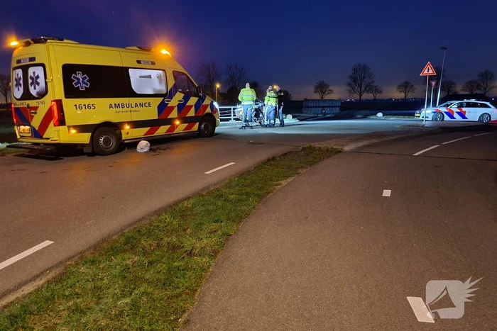 Automobilist mist bocht belandt te water