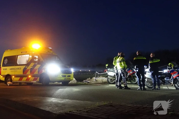 Automobilist mist bocht belandt te water