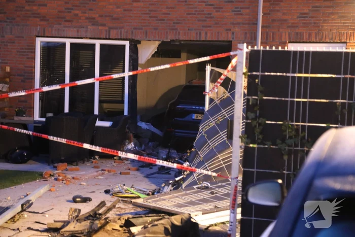 Automobilist rijdt met Porsche Cayenne woning binnen