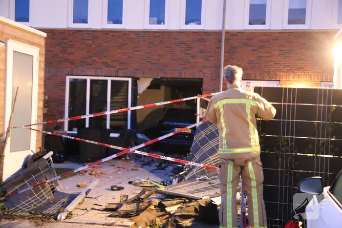 Automobilist rijdt met Porsche Cayenne woning binnen