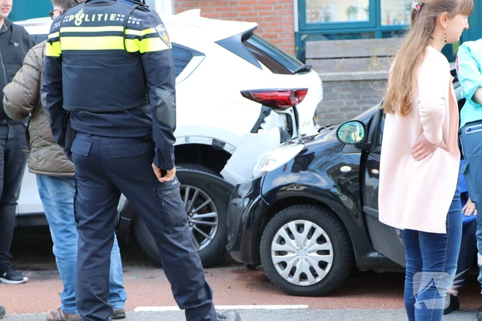 Automobiliste botst op geparkeerde auto