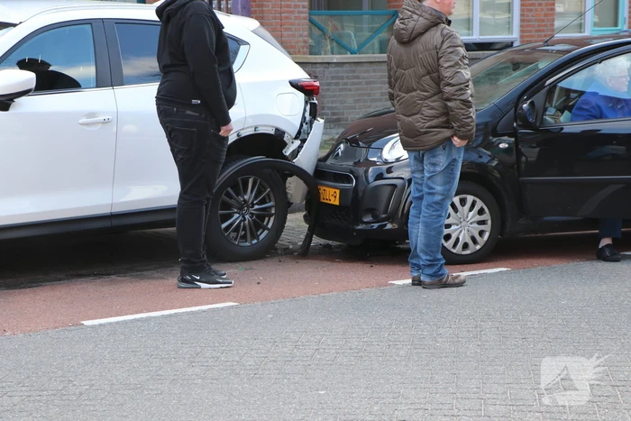 Automobiliste botst op geparkeerde auto