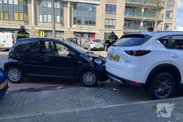 Automobiliste botst op geparkeerde auto