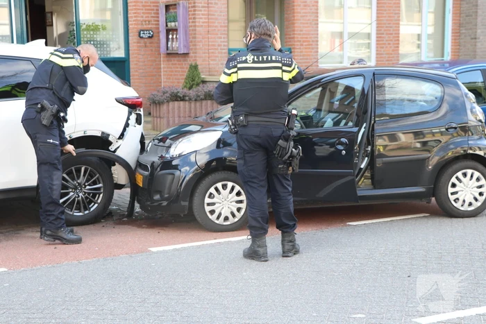 Automobiliste botst op geparkeerde auto