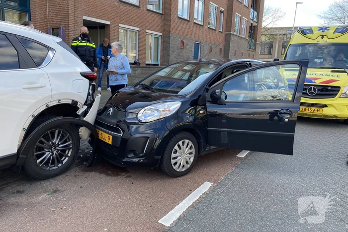 Automobiliste botst op geparkeerde auto
