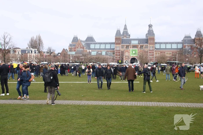 Honderden mensen demonstreren tegen coronamaatregelen