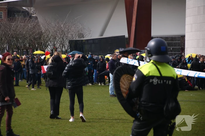 Honderden mensen demonstreren tegen coronamaatregelen