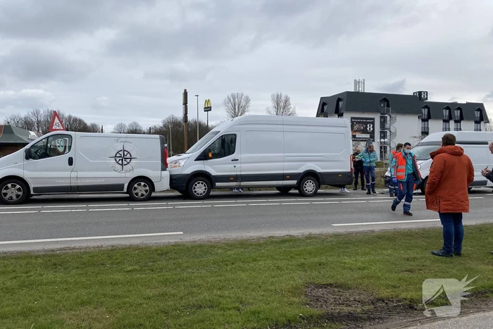 Drie bestelbussen botsen op elkaar